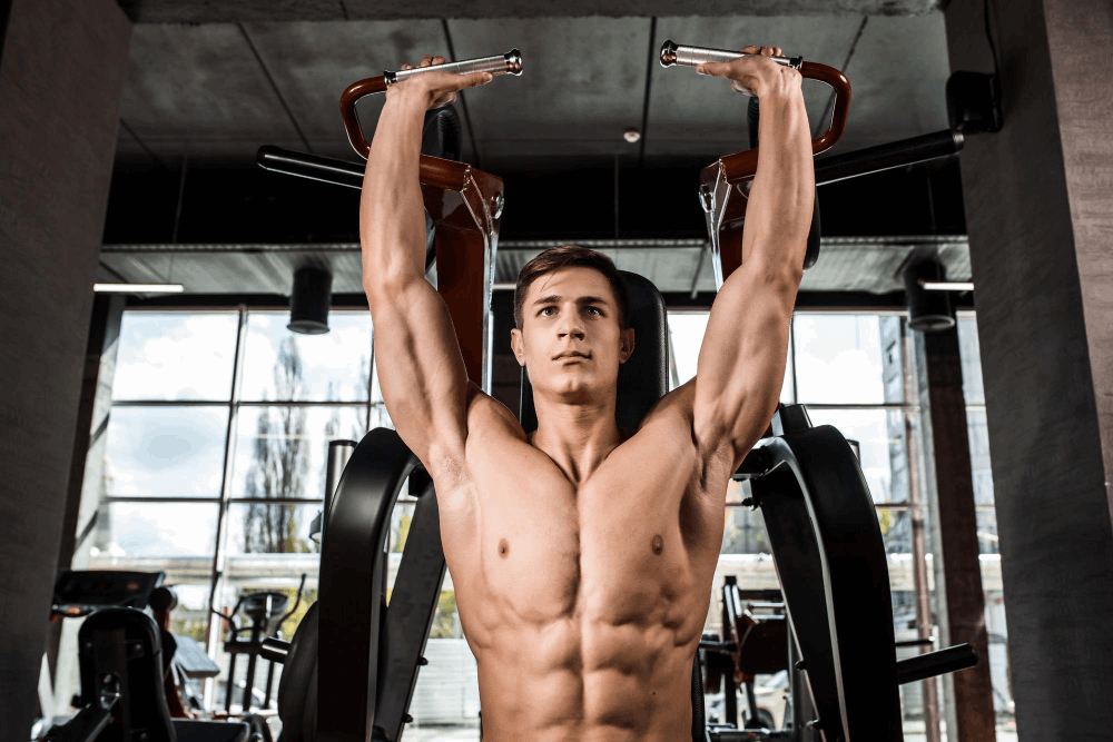 Hombre entrenando con suplementos Nutri Energy