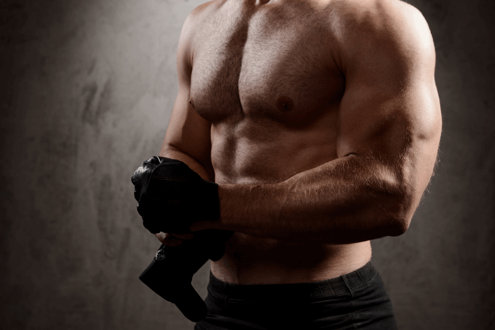 Hombre con suplementos deportivos Nutri Energy